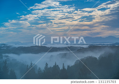 【新潟縣】秋日清晨，薄霧籠罩著星峠梯田 131135703