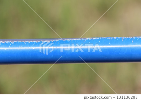 一條磨損的鐵條在夏日閃閃發光 131136295