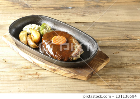 漢堡牛排拼盤,配薯條、馬鈴薯沙拉和綠花椰菜 漢堡牛排拼盤,配薯條、馬鈴薯沙拉和綠花椰菜 131136594