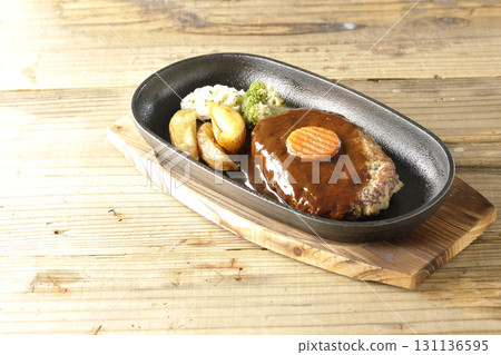 漢堡牛排拼盤,配薯條、馬鈴薯沙拉和綠花椰菜 漢堡牛排拼盤,配薯條、馬鈴薯沙拉和綠花椰菜 131136595