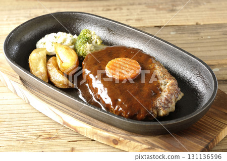 漢堡牛排拼盤，配薯條、馬鈴薯沙拉和綠花椰菜 131136596