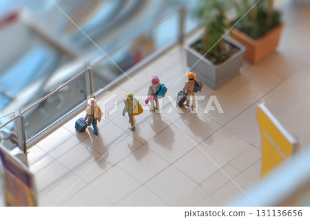 Airport Lobby and Travelers (Diorama)-2 131136656