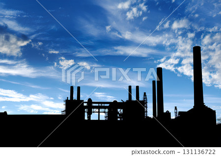 藍天和工廠剪影 藍天和工廠剪影 131136722
