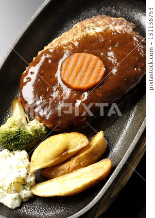 漢堡牛排盤,配薯條、馬鈴薯沙拉和西蘭花等配菜,以黑色背景拍攝 漢堡牛排盤,配薯條、馬鈴薯沙拉和西蘭花等配菜,以黑色背景拍攝 131136753