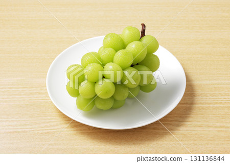 Fresh and delicious Shine Muscat grapes 131136844