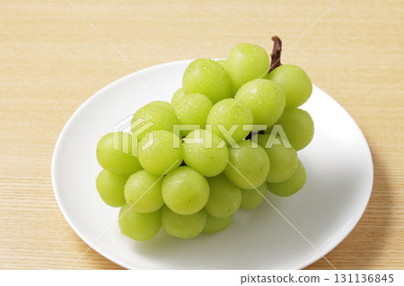 新鮮美味的陽光麝香葡萄 新鮮美味的陽光麝香葡萄 131136845