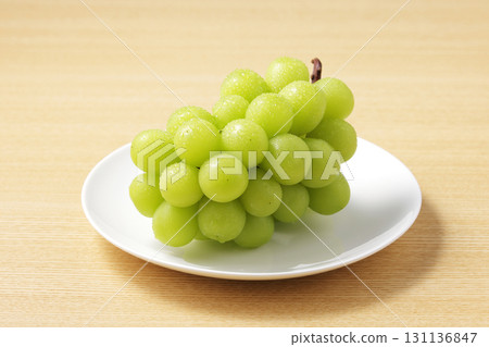 Fresh and delicious Shine Muscat grapes 131136847