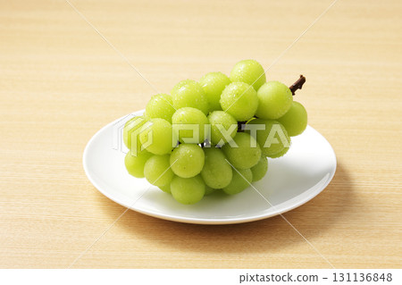新鮮美味的陽光麝香葡萄 新鮮美味的陽光麝香葡萄 131136848