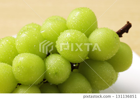 Fresh and delicious Shine Muscat grapes 131136851