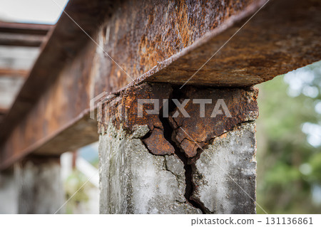 老化生鏽的鋼樑 老化生鏽的鋼樑 131136861
