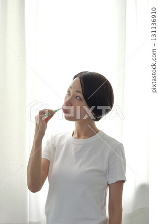 刷牙的女人形象 131136910