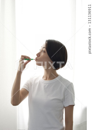 刷牙的女人形象 刷牙的女人形象 131136911