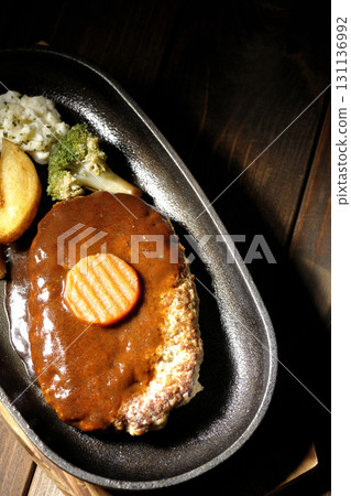 漢堡牛排拼盤，配薯條、馬鈴薯沙拉和綠花椰菜 131136992