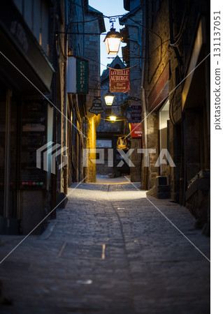 通往聖米歇爾山的老城區 131137051