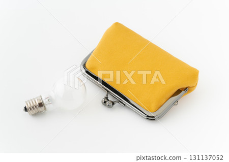 白色背景的燈泡和黃色扣錢包 白色背景的燈泡和黃色扣錢包 131137052