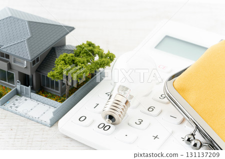 一個燈泡、一個計算機、一個錢包和一個微型房子 131137209