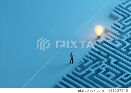 一個人站在藍色迷宮背景下的亮著的燈泡前 一個人站在藍色迷宮背景下的亮著的燈泡前 131137240