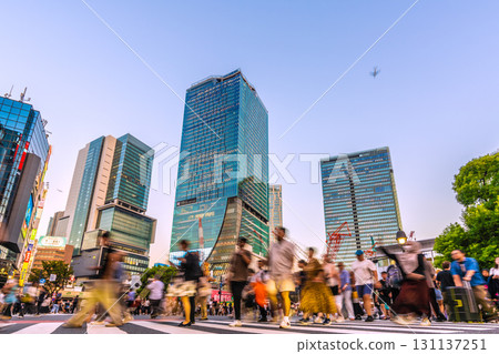 兩架飛機飛過日本東京的城市景觀…隨著入境旅遊的持續,澀谷十字路口擠滿了外國遊客… 兩架飛機飛過日本東京的城市景觀…隨著入境旅遊的持續,澀谷十字路口擠滿了外國遊客… 131137251
