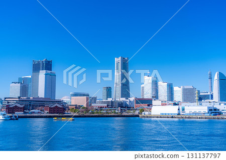 [城市景觀] 晴朗的冬日，從橫濱大棧橋碼頭眺望港未來 [神奈川縣] 131137797