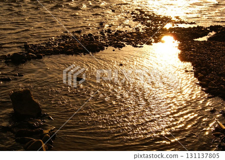 彩色河水石岩(2025年9月註冊) 彩色河水石岩(2025年9月註冊) 131137805