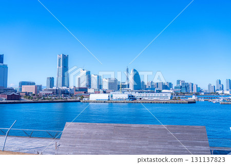 [城市景觀] 晴朗的冬日，從橫濱大棧橋碼頭眺望港未來 [神奈川縣] 131137823