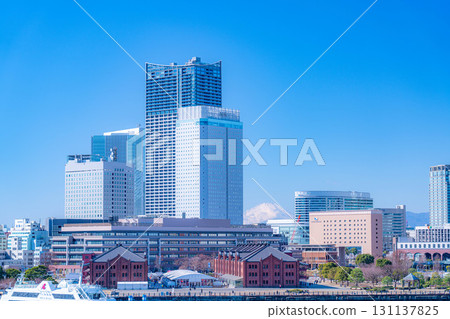 [Cityscape] View of Minato Mirai from Osanbashi Pier in Yokohama on a clear winter day [Kanagawa Prefecture] 131137825