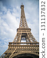 從下面看的埃佛爾鐵塔 131137832