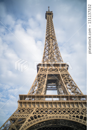 從下面看的埃佛爾鐵塔 131137832