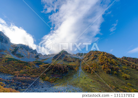 【紅葉】雲霧繚繞的唐澤冰斗美景，紅葉達到頂峰【長野縣】 131137852