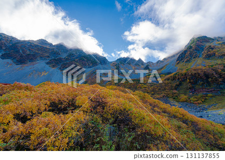 【紅葉】雲霧繚繞的唐澤冰斗美景，紅葉達到頂峰【長野縣】 131137855