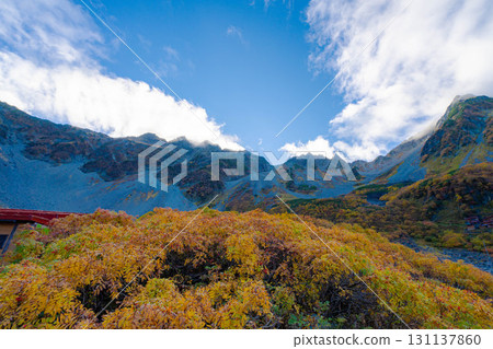 [Autumn leaves] Scenery of Karasawa Cirque with clouds forming as autumn leaves reach their peak [Nagano Prefecture] 131137860