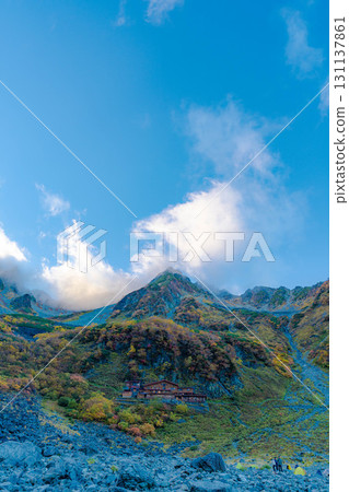 【紅葉】雲霧繚繞的唐澤冰斗美景,紅葉達到頂峰【長野縣】 【紅葉】雲霧繚繞的唐澤冰斗美景,紅葉達到頂峰【長野縣】 131137861