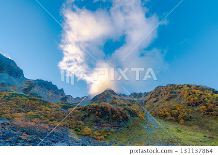 【紅葉】雲霧繚繞的唐澤冰斗美景，紅葉達到頂峰【長野縣】 131137864