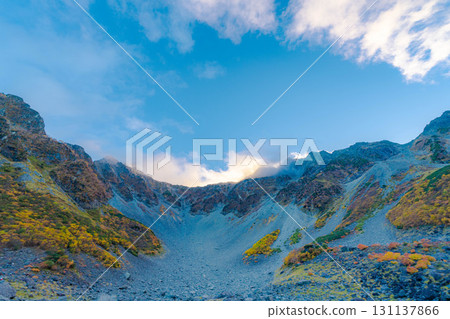 【紅葉】雲霧繚繞的唐澤冰斗美景，紅葉達到頂峰【長野縣】 131137866
