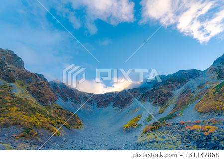 【紅葉】雲霧繚繞的唐澤冰斗美景，紅葉達到頂峰【長野縣】 131137868