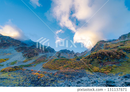 【紅葉】雲霧繚繞的唐澤冰斗美景，紅葉達到頂峰【長野縣】 131137871