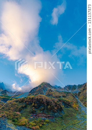 [Autumn leaves] Scenery of Karasawa Cirque with clouds forming as autumn leaves reach their peak [Nagano Prefecture] 131137873