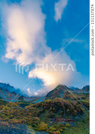 【紅葉】雲霧繚繞的唐澤冰斗美景，紅葉達到頂峰【長野縣】 131137874