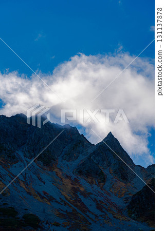 【紅葉】雲霧繚繞的唐澤冰斗美景，紅葉達到頂峰【長野縣】 131137878