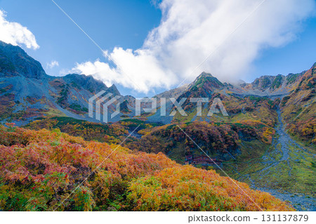 [Autumn leaves] Scenery of Karasawa Cirque with clouds forming as autumn leaves reach their peak [Nagano Prefecture] 131137879
