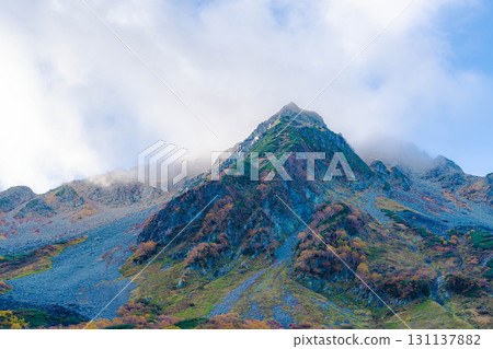 【紅葉】雲霧繚繞的唐澤冰斗美景，紅葉達到頂峰【長野縣】 131137882