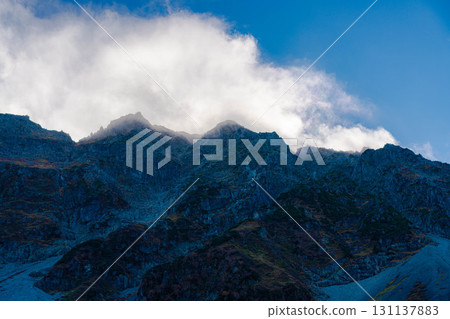 【紅葉】雲霧繚繞的唐澤冰斗美景，紅葉達到頂峰【長野縣】 131137883