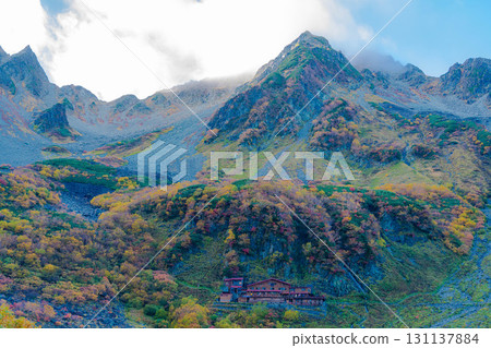 [Autumn leaves] Scenery of Karasawa Cirque with clouds forming as autumn leaves reach their peak [Nagano Prefecture] 131137884