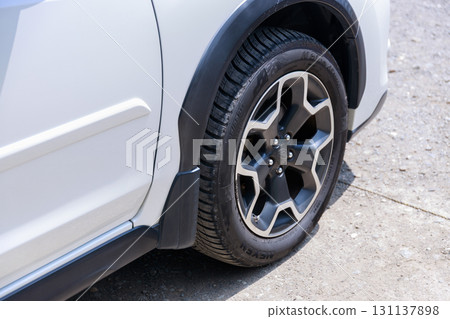 A four-wheel drive vehicle equipped with all-season tires that can run stably on gravel roads A four-wheel drive vehicle equipped with all-season tires that can run stably on gravel roads 131137898