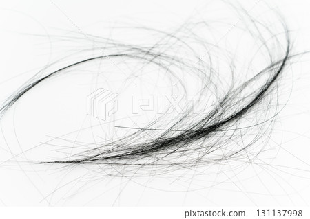 白色背景下掉的頭髮 白色背景下掉的頭髮 131137998
