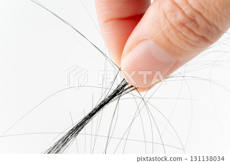 白色背景下手指夾住頭髮的特寫 131138034