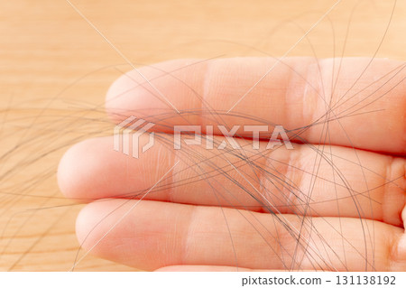 手掌中頭髮的特寫 手掌中頭髮的特寫 131138192