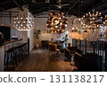 附枝形吊燈的咖啡吧 131138217