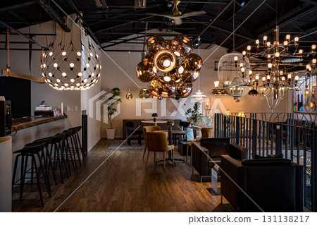 附枝形吊燈的咖啡吧 131138217