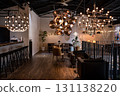 附枝形吊燈的咖啡吧 131138220